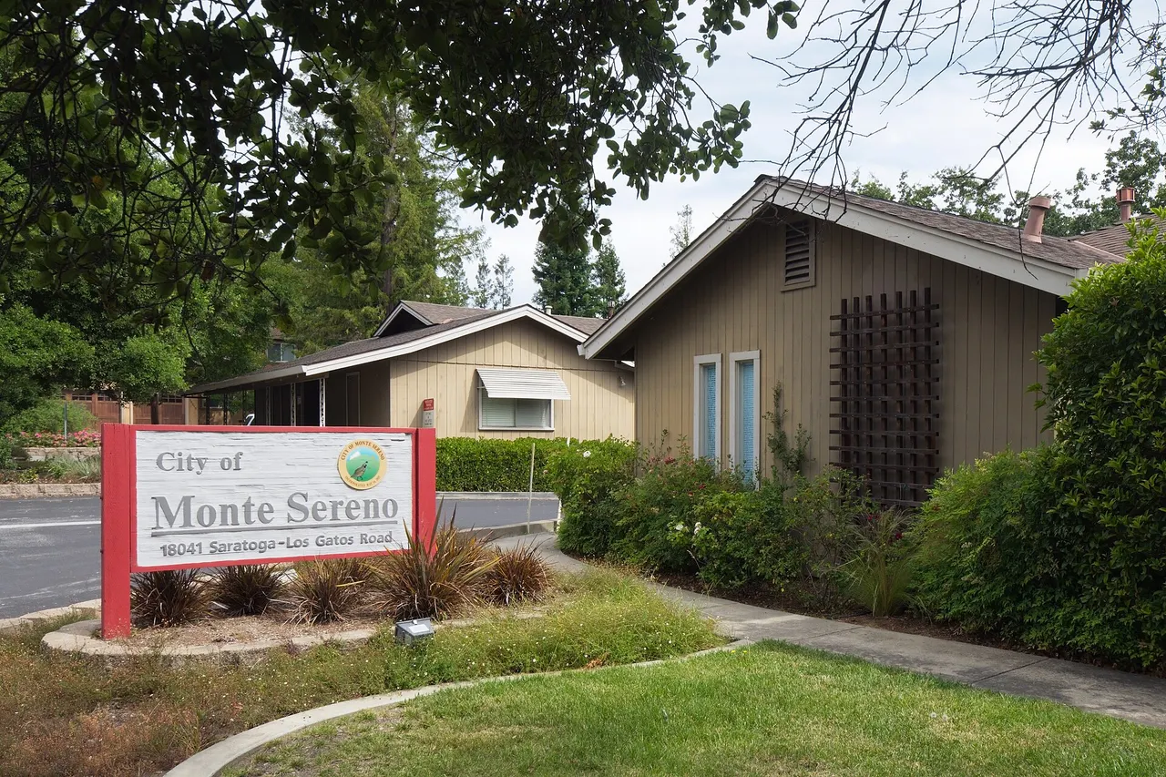 Monte Sereno’s city hall and post office beside the city sign.